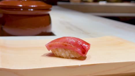 el chef coloca sushi en una tabla de madera.