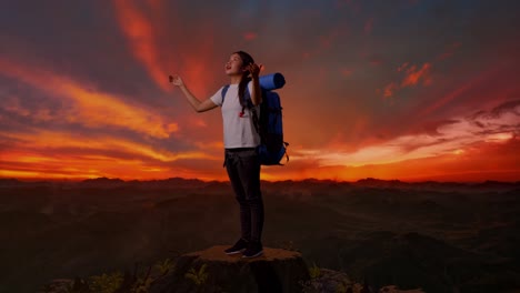 mujer excursionista en la cumbre de la montaña al atardecer
