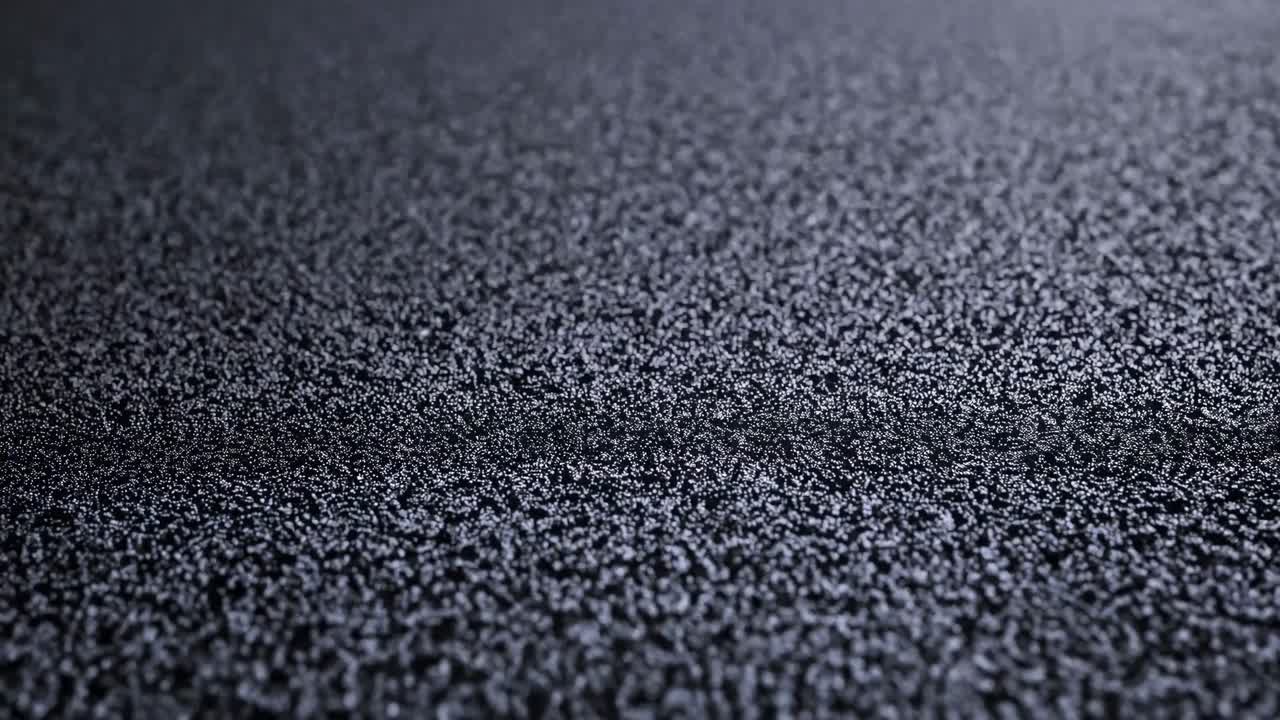 Vídeo em close-up de ruído estático, capturando um padrão texturizado e abstrato