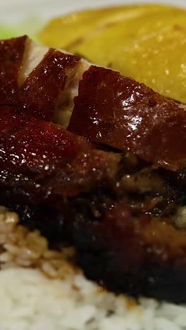 delicioso arroz con rebanadas de pato y pollo