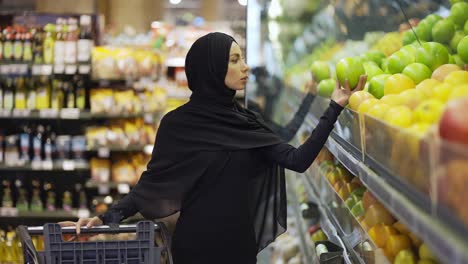 Eine-Muslimische-Frau-Kauft-Im-Supermarkt-Lebensmittel-Ein