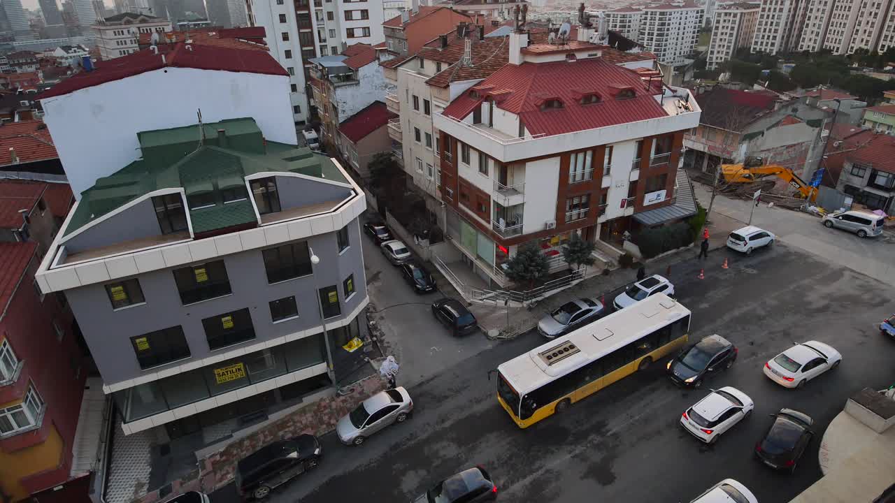 건물, 자동차, 버스와 함께 도시 스트리트 뷰