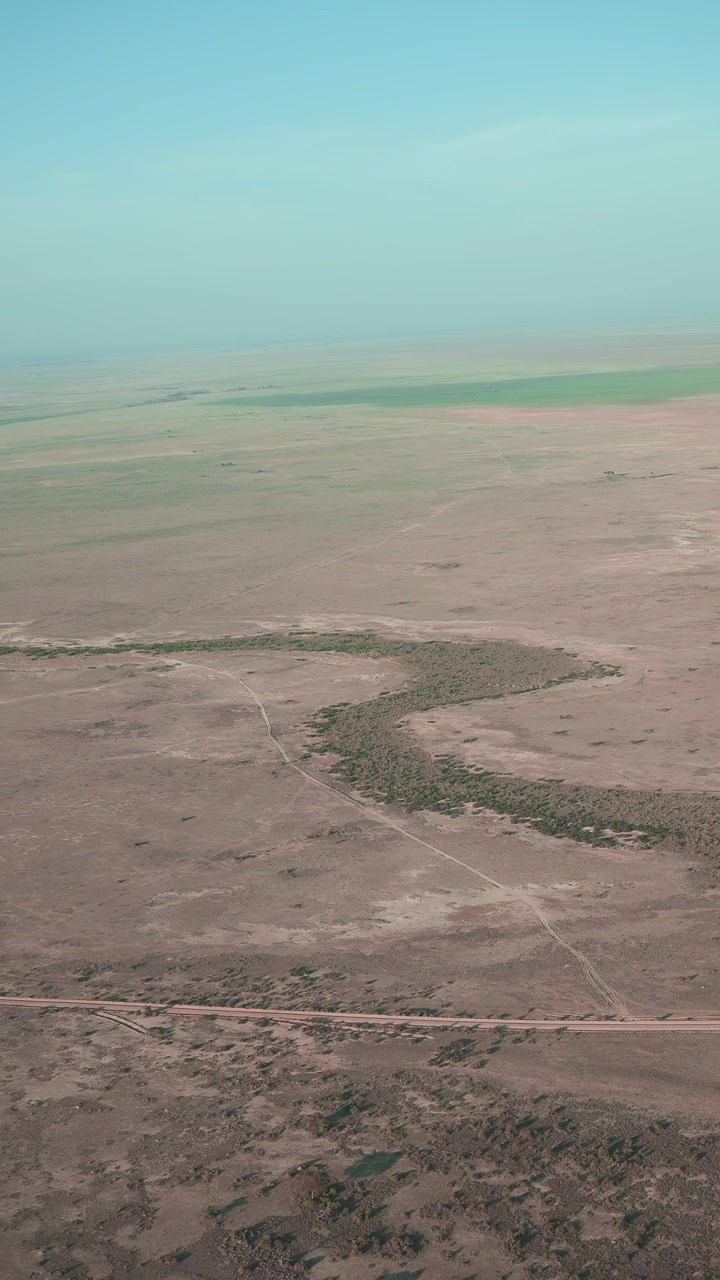 Vista aerea verticale del paesaggio di Amboseli per social media, TikTok e Instagram Reels. Scattata in Kenya da un aereo safari nel Parco Nazionale di Amboseli.