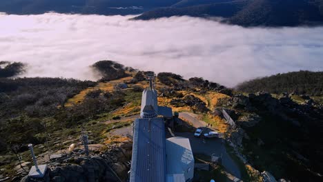 aerial de la silla de elevación de esquí thredbo en verano con niebla de nubes de montaña, nueva gales del sur, australia