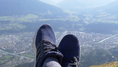 Blaue-Laufschuhe-Mit-Blick-über-Innsbruck