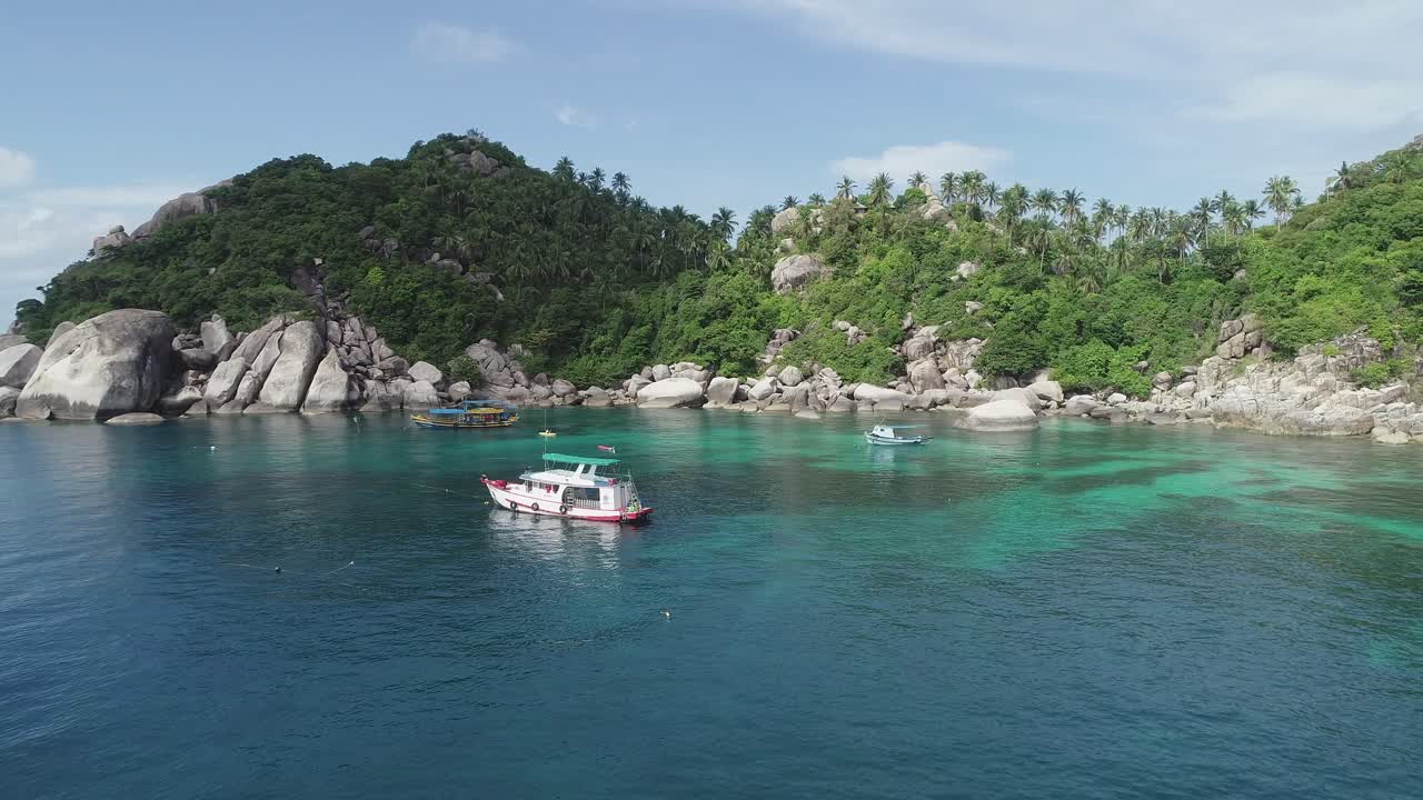 Bella isola tropicale con acque turchesi
