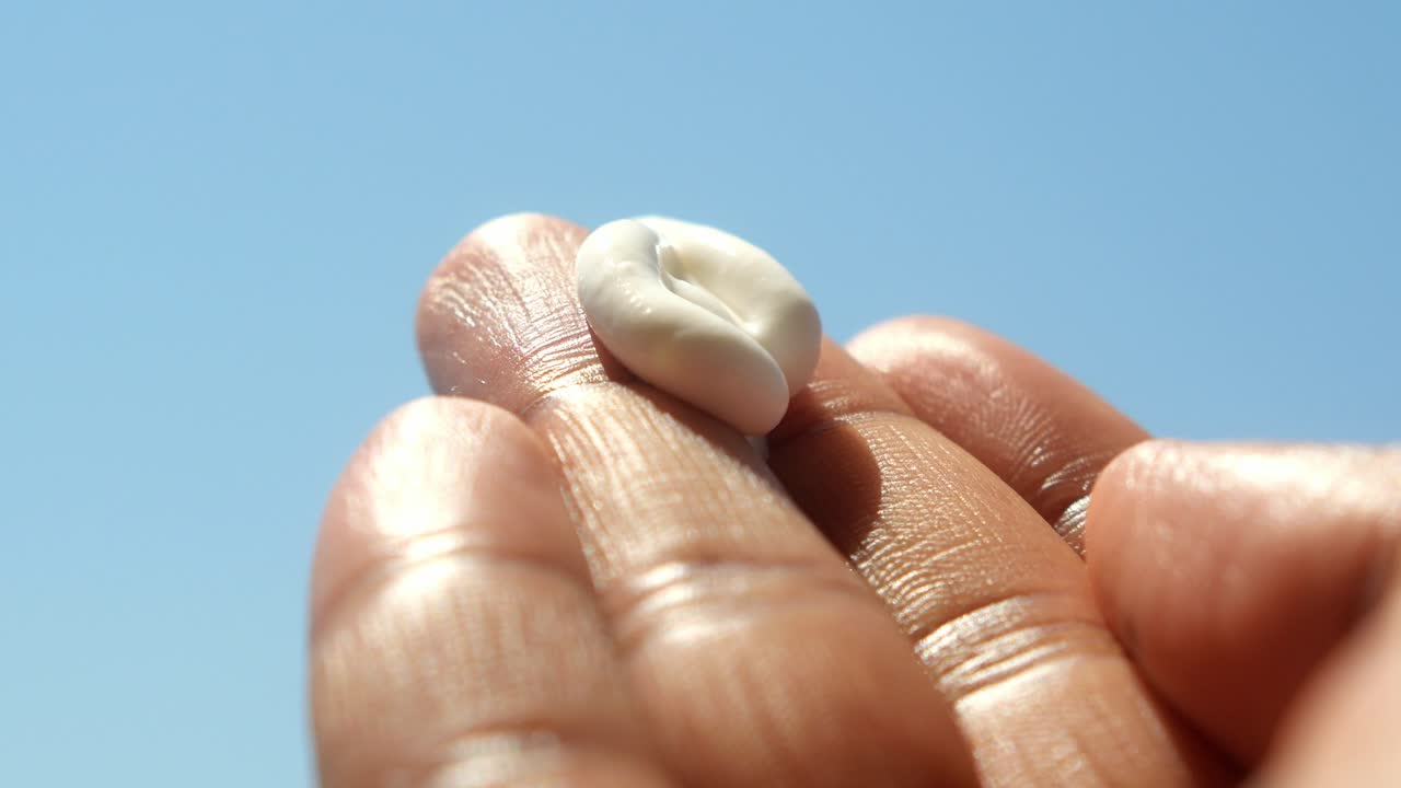 protector solar en el dedo