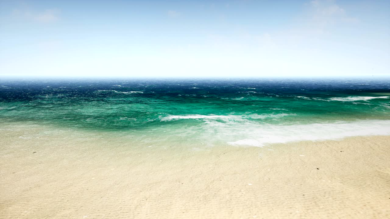 아름다운 모래 해변에서 파도가 깨지는 공중 풍경. - 없는 루프의 애니메이션 - 4k