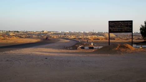 coche va en el camino a egipto y el signo árabe