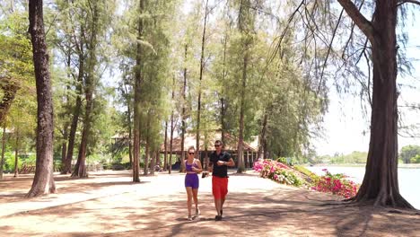pareja haciendo ejercicio en el parque