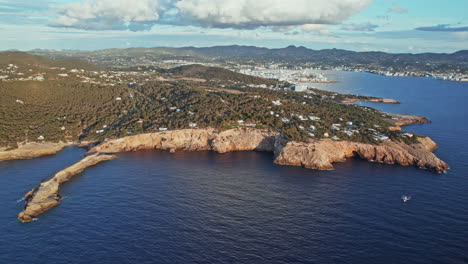 Paisaje-Escénico-De-Punta-De-Sa-Galera-En-Ibiza,-España---Toma-Aérea