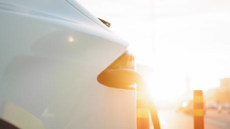 carga de automóviles eléctricos al atardecer