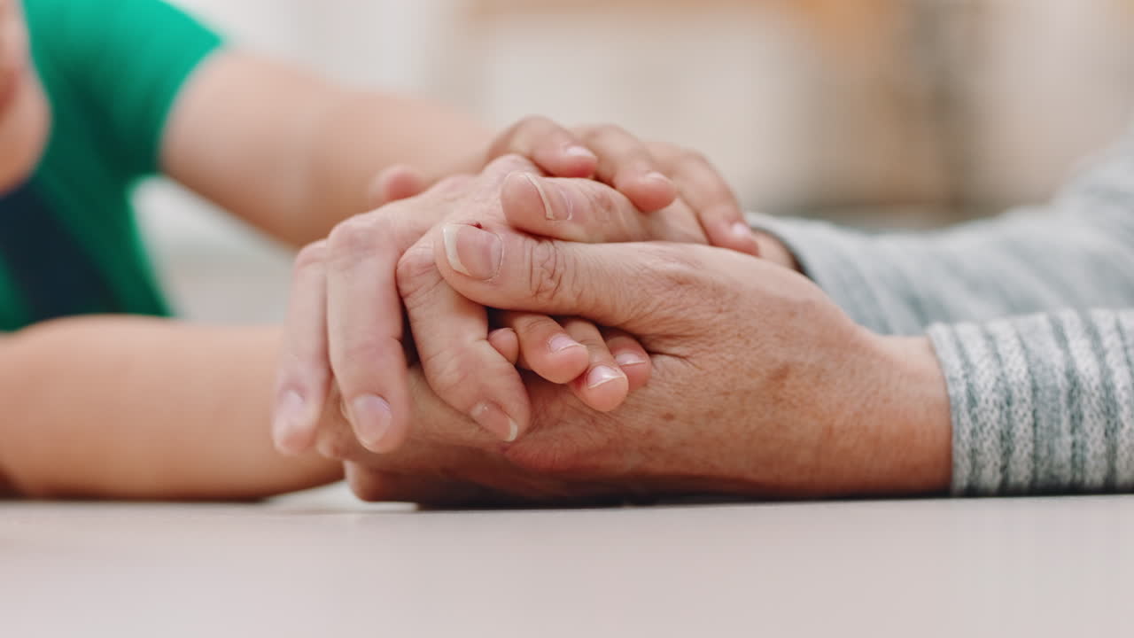 amor, apoyo y niños tomados de la mano