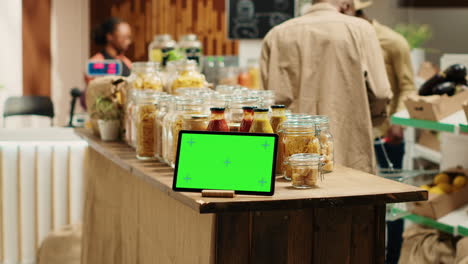 Greenscreen-Anzeige-Auf-Dem-Tablet-Im-Lebensmittelgeschäft-In-Der-Nachbarschaft