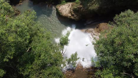 Toma-De-Drones-De-Una-De-Las-Cascadas-Más-Pequeñas-De-La-Cascada-Thi-Lo-Su-Vista-Desde-Arriba,-Ubicada-En-Lo-Profundo-De-La-Jungla,-Fuera-De-Los-Caminos-Trillados-Del-Norte-De-Tailandia-En-El-área-De-Umphang-En-El-Sudeste-Asiático