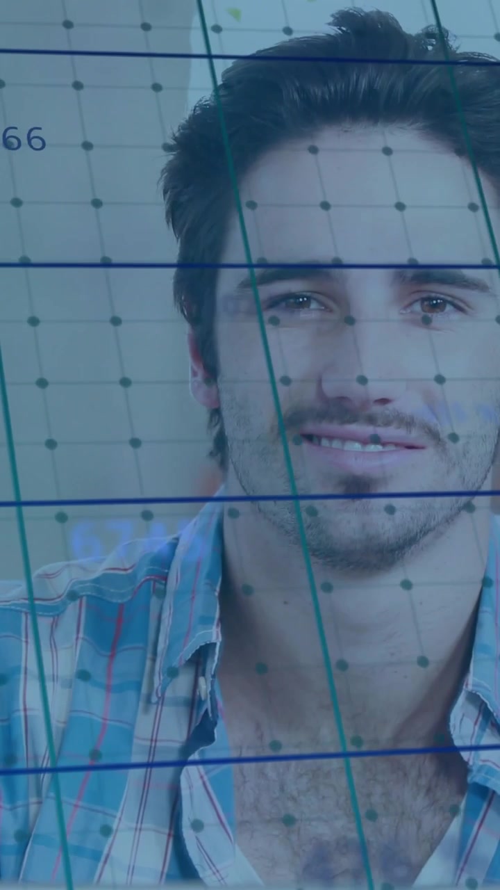 Vídeo vertical: Homem verificando análises no laptop após uma atualização, visualizando números percentuais e grade animando