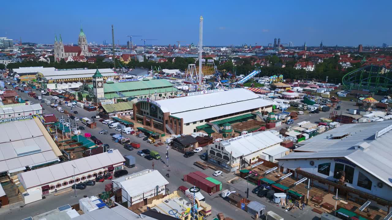 драматический полет с вершины theresienwiese октябрьский фестиваль, солнечный день перед открытием