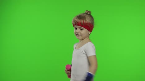 Chica-Caucásica-En-Ropa-Deportiva-Haciendo-Ejercicios-Con-Pesas.-Entrenamiento-Para-Niños.-Niño-Atlético