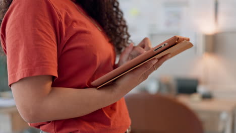 oficina, mujer o manos escribiendo en la tableta para social