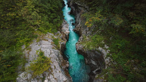 4k-Uhd-Cinemagraph-Bucle-De-Vídeo-Sin-Interrupciones-Del-Río-De-Montaña-Soča-En-El-Parque-Nacional-De-Triglav-En-Eslovenia-En-Los-Alpes-Eslovenos