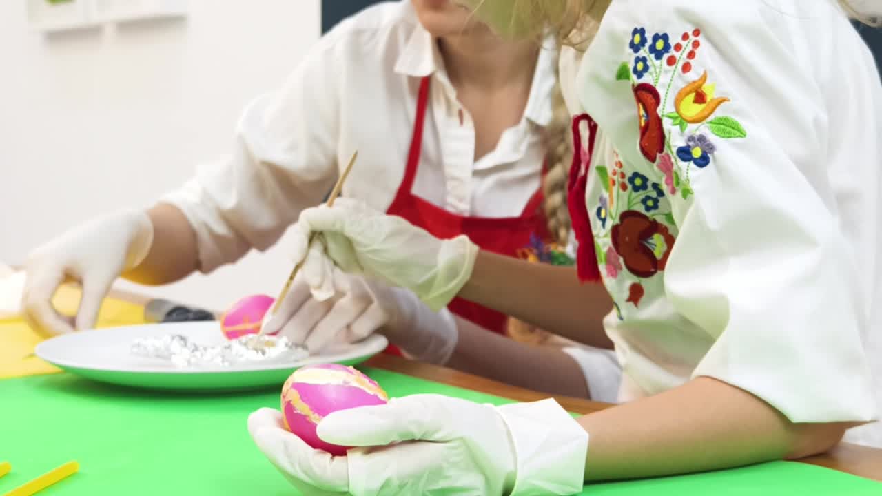 niños pintando huevos de Pascua