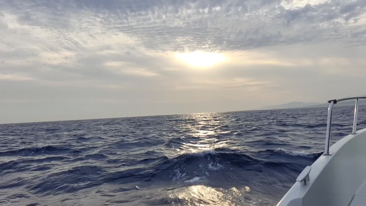 지브롤터 해협 의 바다 풍경 보트 에서 바 ⁇ 속 에 반사 되는  ⁇ 빛