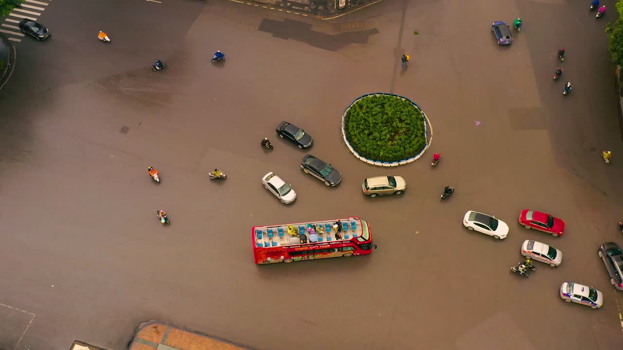 hanoi, vietnam - abril de 2020: vista aérea de la rotonda en el centro de la ciudad de hanoi cerca de la gran ópera.