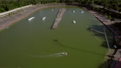 Vista-Aérea-De-Un-Hombre-Practicando-Wakeboard-En-El-Complejo-Acuático-Maya.