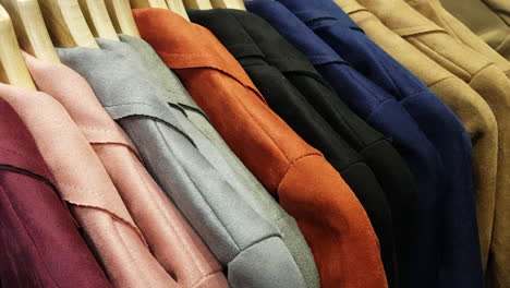 close up di nuovi vestiti di pelle in un negozio di moda