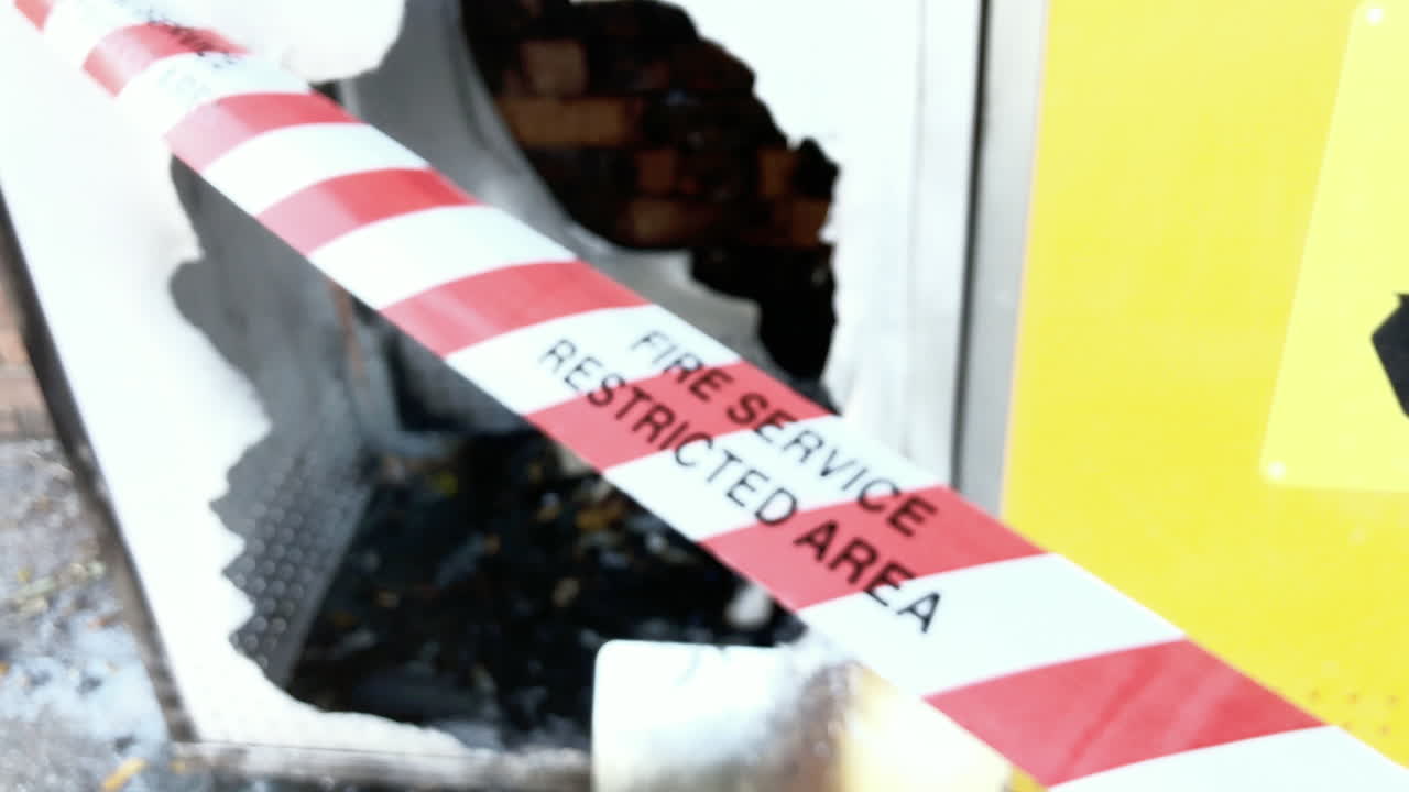 호주 브리즈번, 폭발한 것으로 의심되는 쓰레기통을 소방서 제한 구역 테이프로 차단