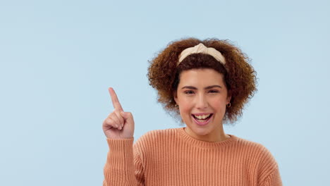 una mujer joven está señalando el espacio de maqueta.