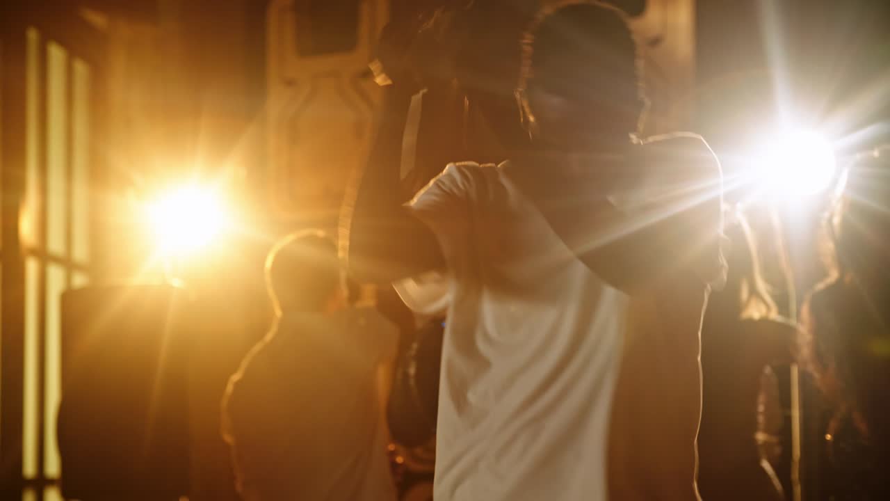 댄스 플로어에서 활기찬 흑인 남자