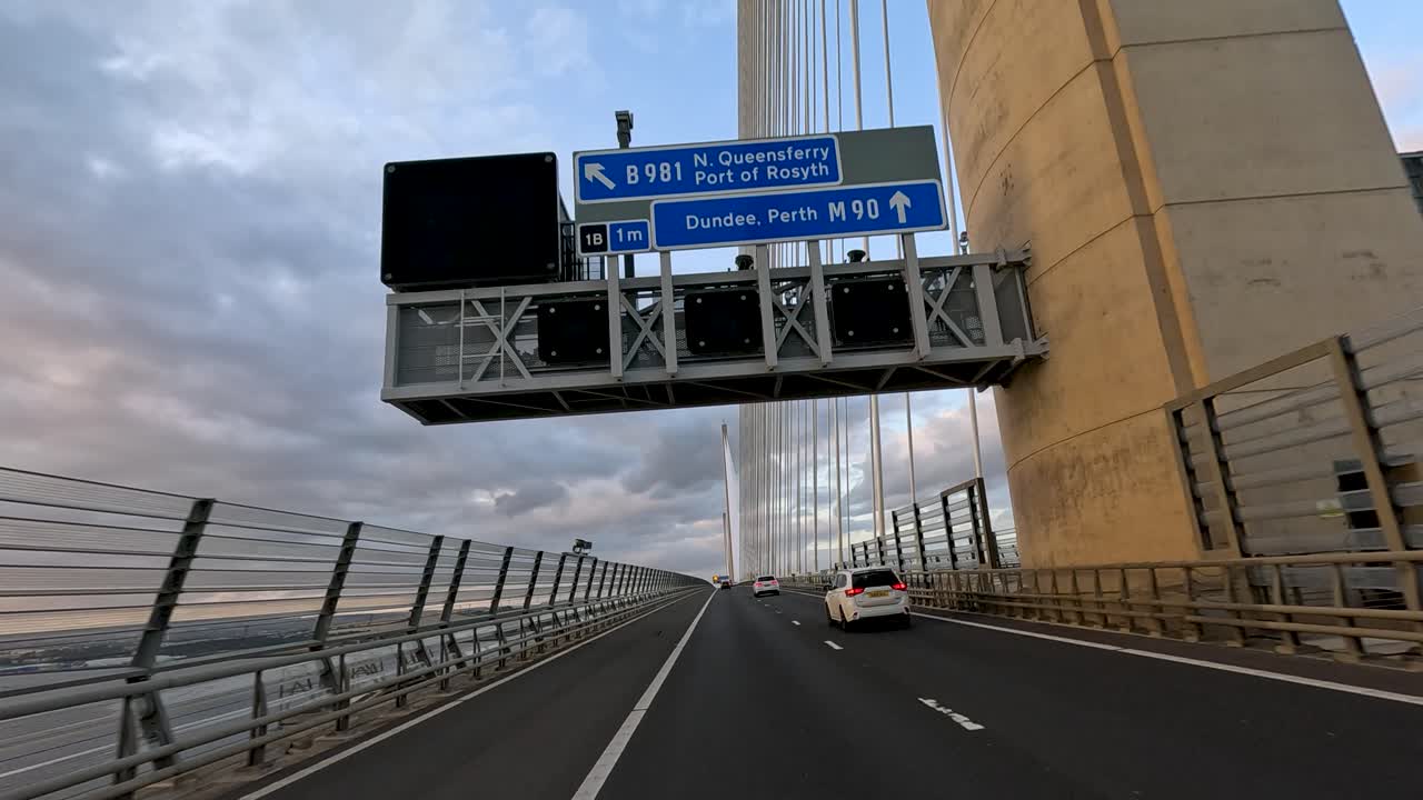 해가 지면 경치 좋은 다리를 가로질러 운전