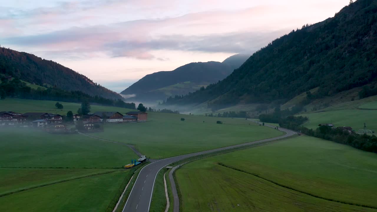 amanecer brumoso matutino en austria