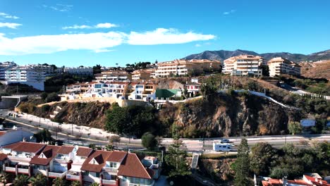 Antena-Ascendente-Desde-La-Playa-Revela-Hermosa-Ciudad-Costera-Montañosa