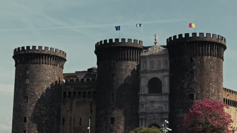 Las-Icónicas-Torres-De-Castell-Nuovo,-El-Horizonte-De-Nápoles