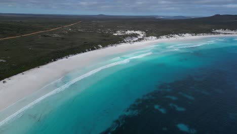 Lucky-Bay-Beach-Con-Arena-Blanca-Y-Aguas-Turquesas-Del-Océano,-Parque-Nacional-Cape-Le-Grand,-Australia-Occidental