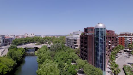 Mehrfamilienhäuser-Neben-Einem-Kanal-In-Montpellier,-Frankreich