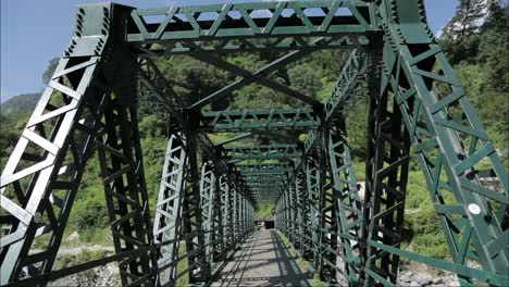 Himalaya-Gebirgsfluss,-Der-Durch-Das-Himalaya-Tal-Fließt---Hügel,-Uttarakhand,-Indien