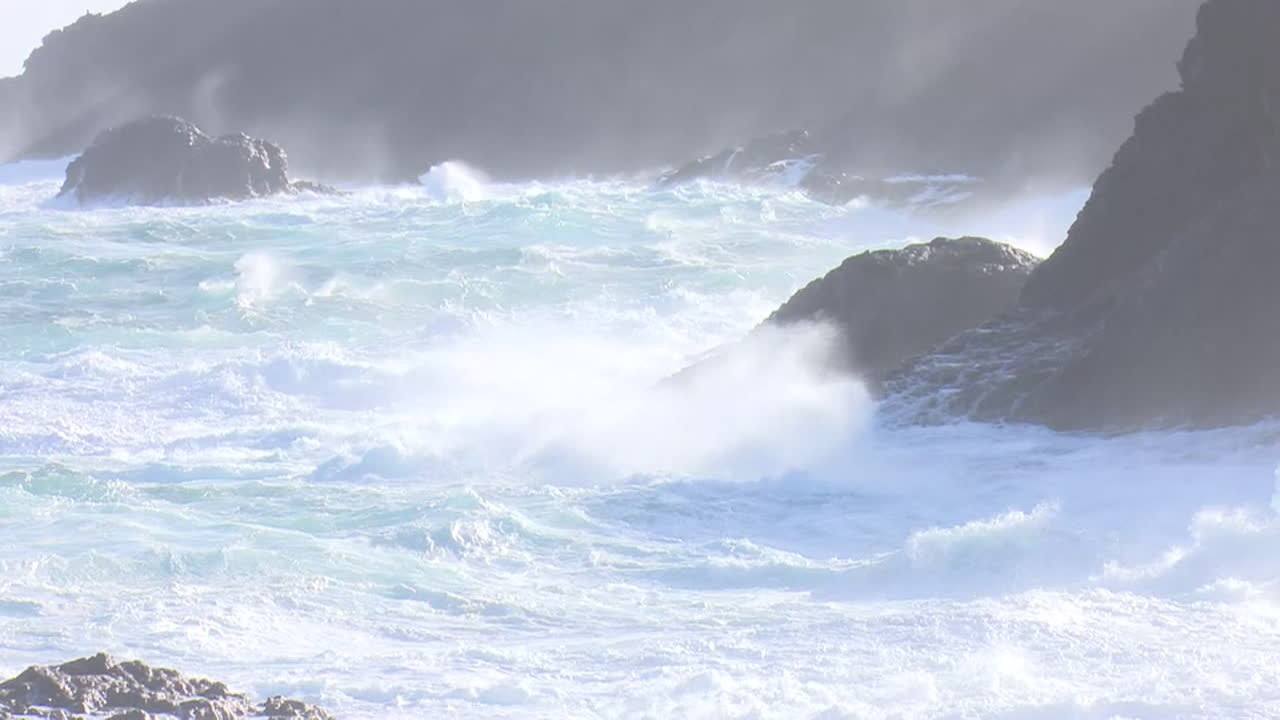 Powerful Ocean Waves Crashing Against Rocks