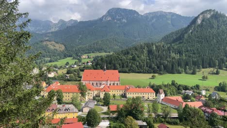 vista desde la parte superior de semmering pueblo circundante en austria 4k