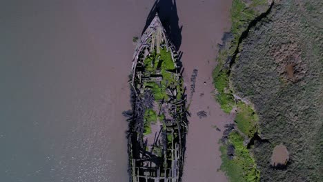 Restos-De-Naufragios-En-Descomposición-Y-Ruinas-En-El-Río-Blackwater,-Essex,-Reino-Unido---Antena