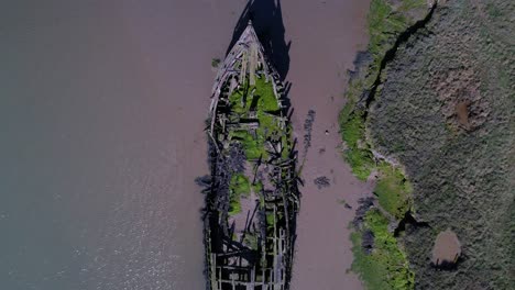restos de naufragios en descomposición y ruinas en el río blackwater, essex, reino unido - antena
