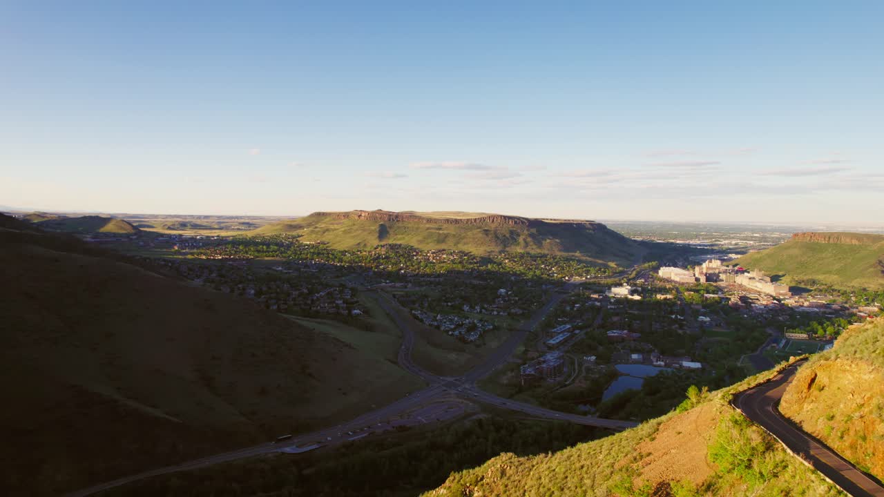 일몰 동안 덴버 시 경계 근처에 있는 골든 콜로라도 미국의 드론 설정 샷