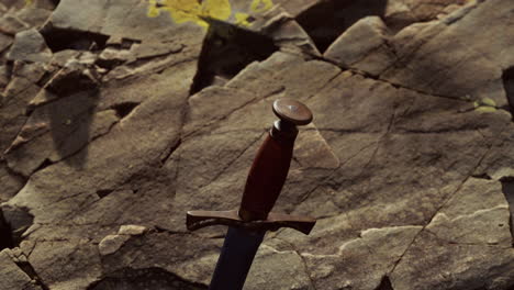 la espada excalibur en la piedra rocosa al atardecer