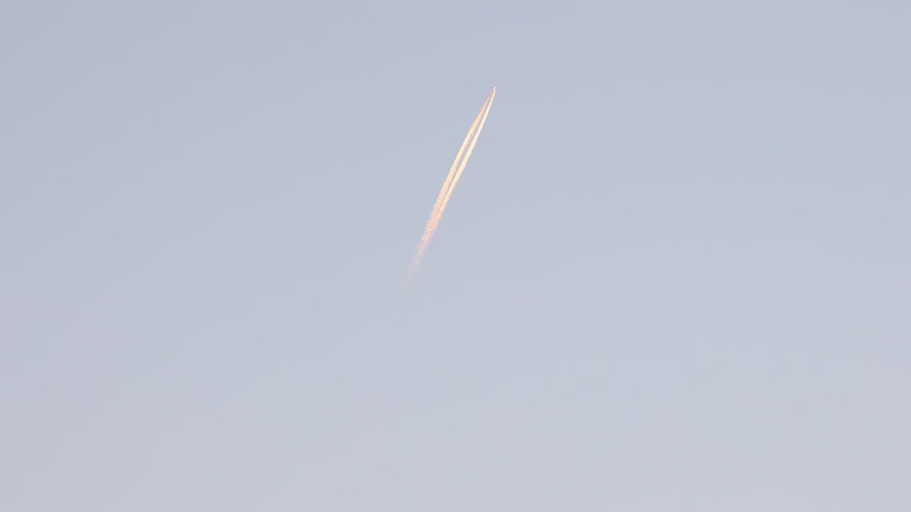 푸른 하늘 아래의 군사 전투기 트레일의