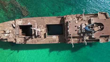 Wunderschöner-Luftbildflug-Kristallklares-Meer-Schiffswrack-Am-Strand-Sandbank-Lanzarote-Kanarische-Inseln,-Sonniger-Tag-Spanien-2023