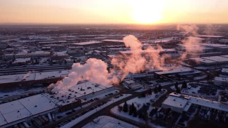 Wintersonnenuntergang-über-Der-Industrielandschaft