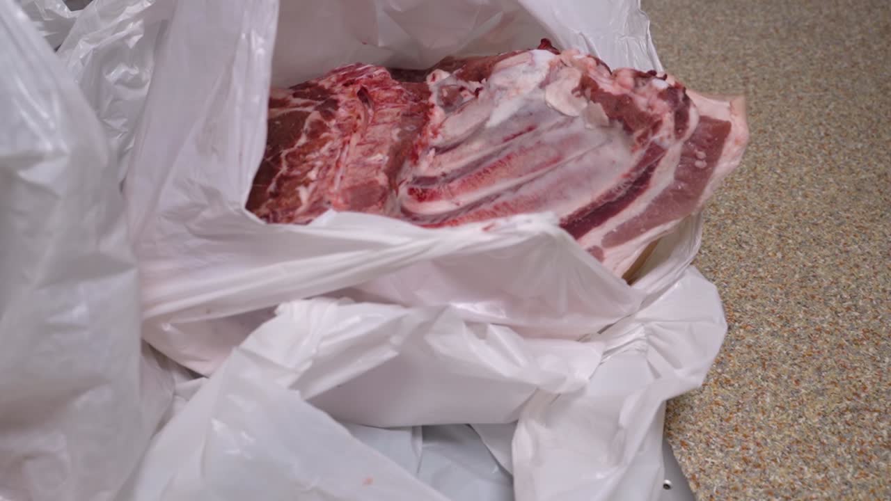 costine di maiale macinate in un sacchetto di plastica, generi alimentari dal mercato