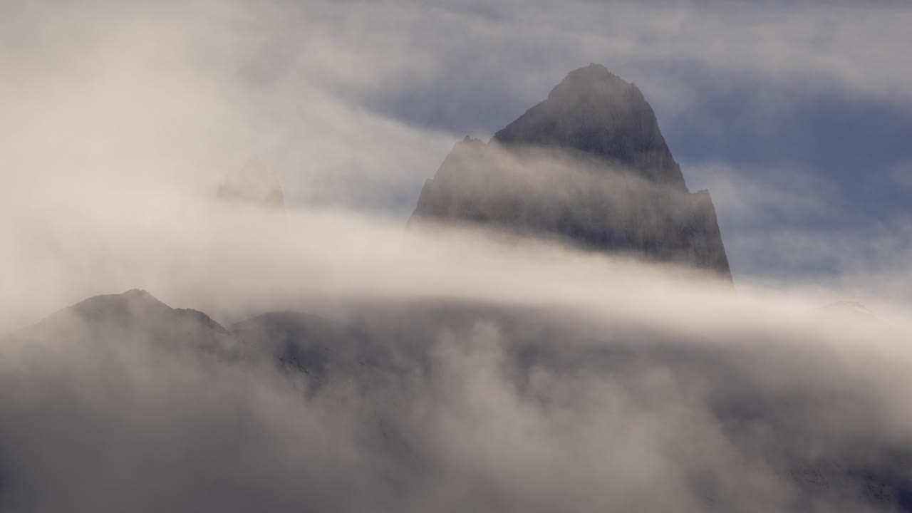 el épico lapso de tiempo de la cumbre del monte fitz roy con nubes en la patagonia, argentina